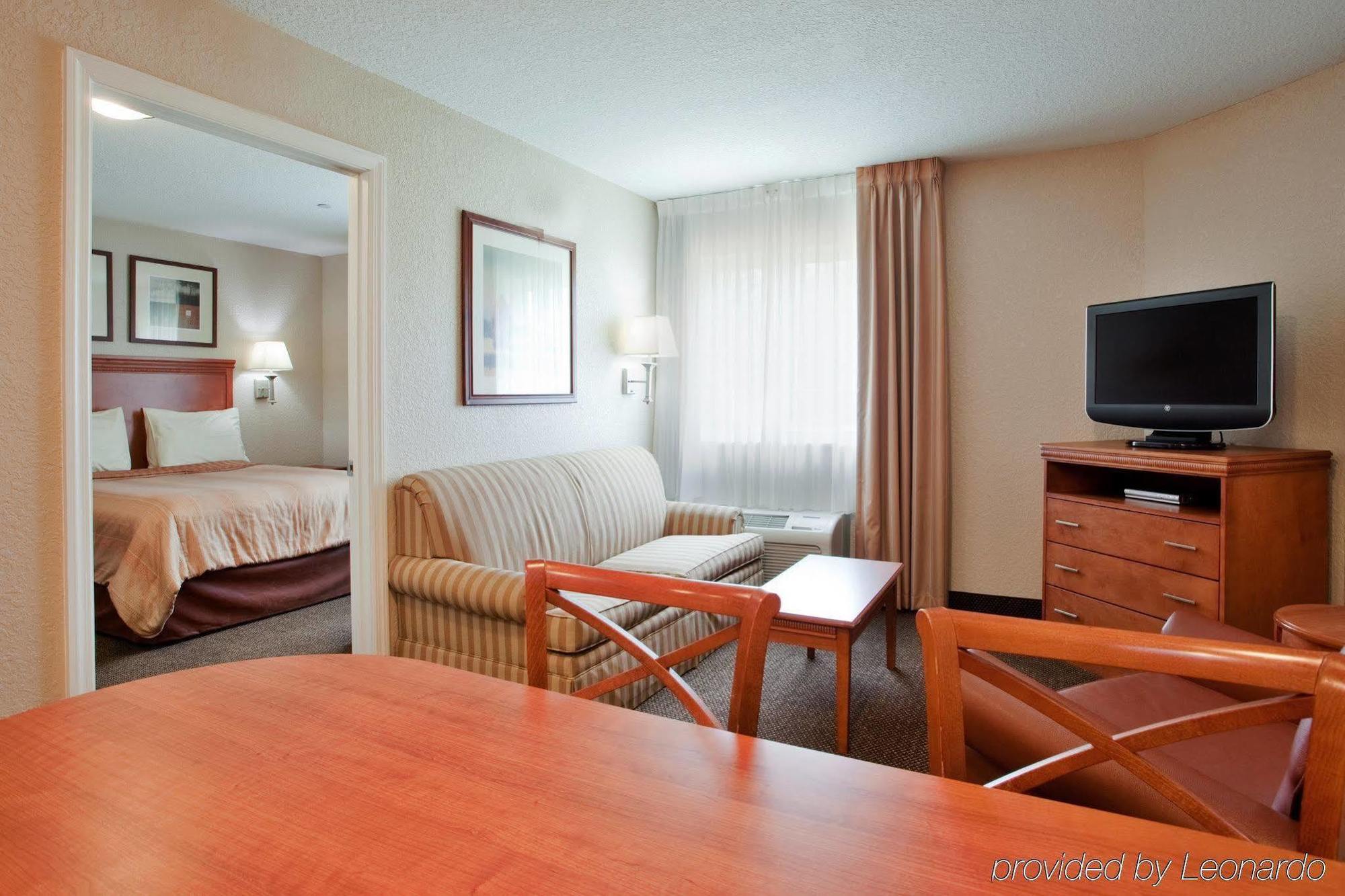 แคนเดิ้ลวูด สวีท เชซาพีค-ซัฟฟอล์ก Hotel ภายนอก รูปภาพ