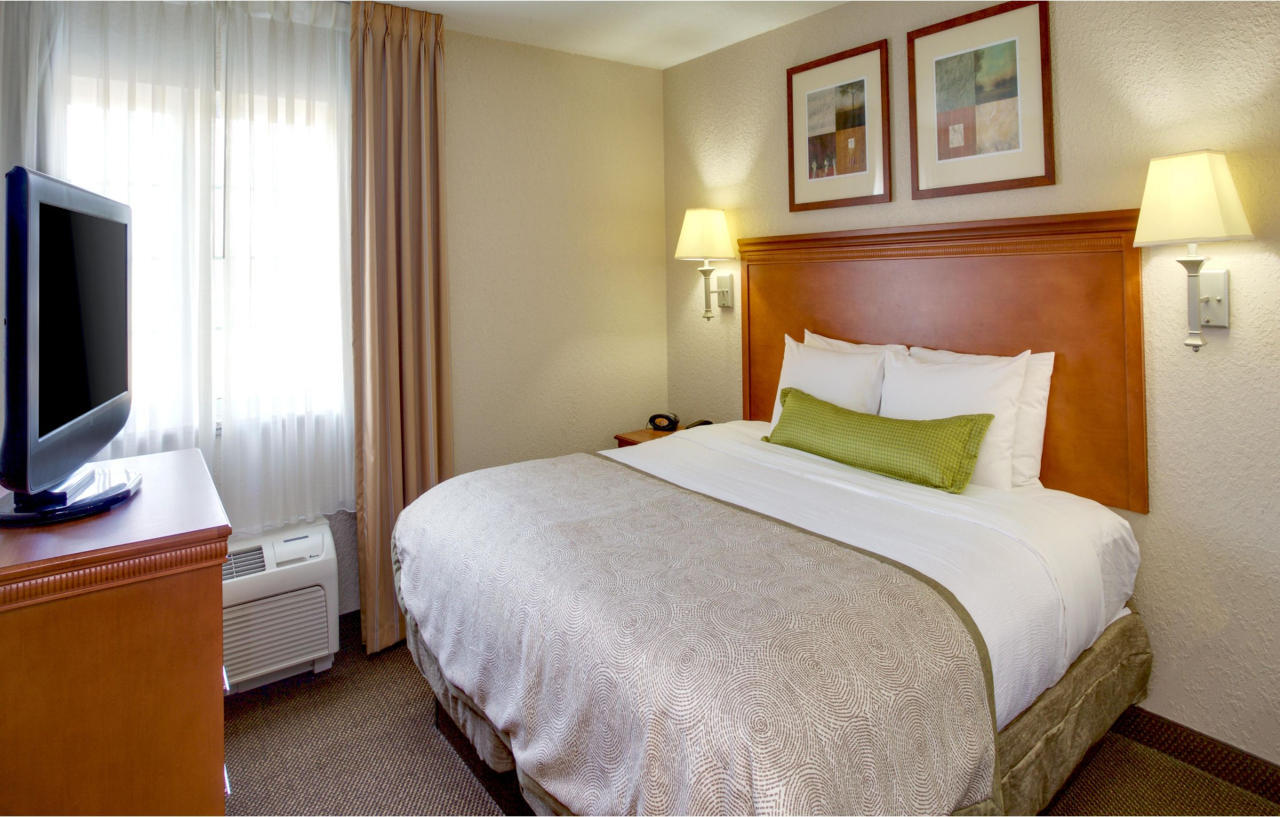 แคนเดิ้ลวูด สวีท เชซาพีค-ซัฟฟอล์ก Hotel ภายนอก รูปภาพ